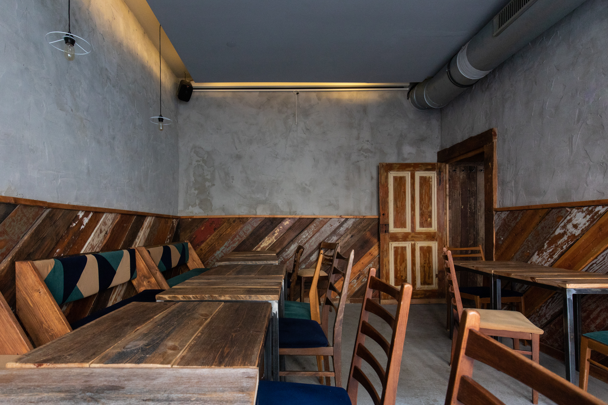 The side room at Protokoll Taproom Berlin, a craft beer bar with 24 taps in Berlin Friedrichshain